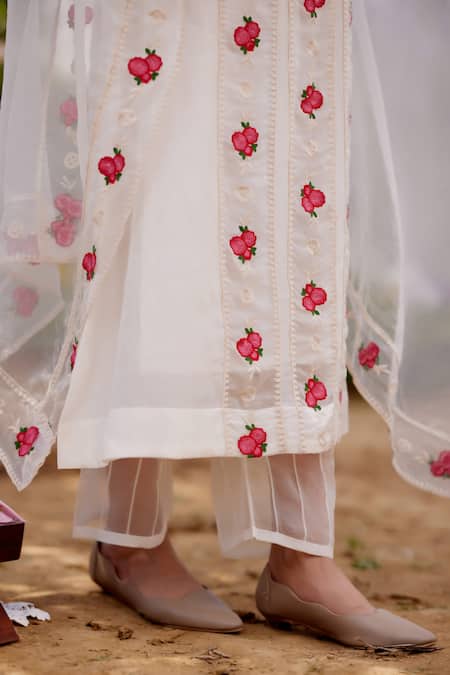 Shop Naaz By Noor White Chanderi, Cotton, Organza Embroidery Round Neck Daisy Fields Kurta Set Online at Aza Fashions Shop_Naaz By Noor_White Chanderi, Cotton, Organza Embroidery Round Neck Daisy Fields Kurta Set _Online_at_Aza_Fashions