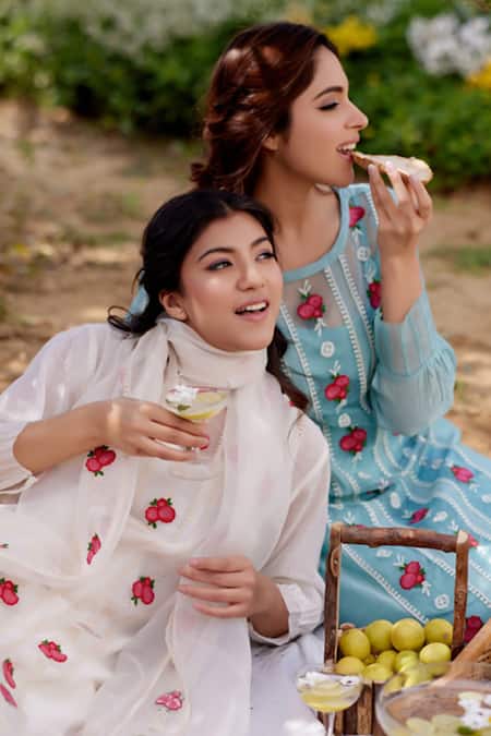 Naaz By Noor White Chanderi, Cotton, Organza Embroidery Round Neck Daisy Fields Kurta Set at Aza Fashions Naaz By Noor_White Chanderi, Cotton, Organza Embroidery Round Neck Daisy Fields Kurta Set _at_Aza_Fashions