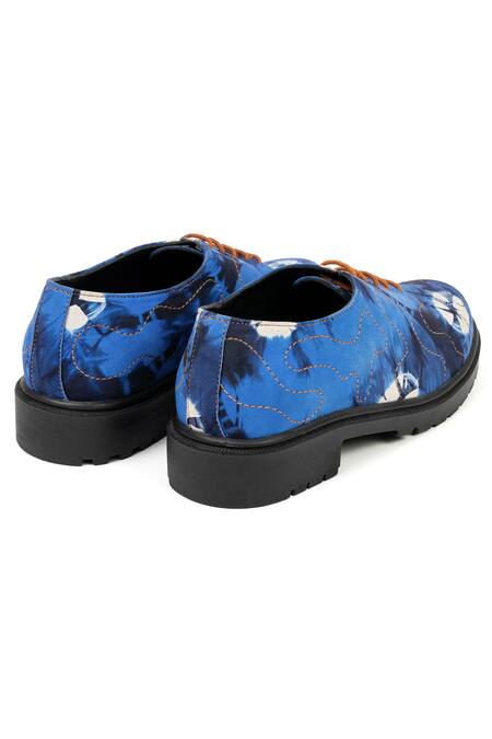 Jeetinder Sandhu_Blue Stitchline Thread Tie-dye Print Lace Tie-up Shoes _Online_at_Aza_Fashions