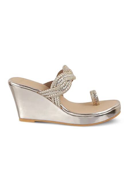 Buy_CRIMZON_Gold Nazakat Basketweave Swerve Strap Kolhapuri Wedges_Online_at_Aza_Fashions