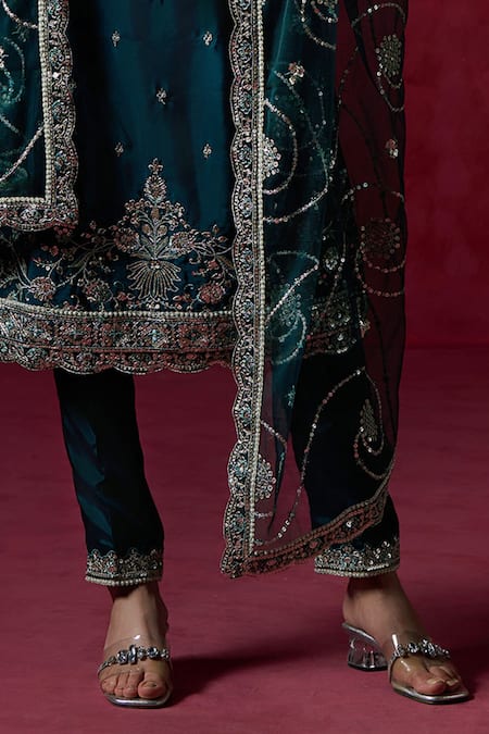 Buy_Lashkaraa_Green Crepe Silk Embellished Zari Round Neck Butti Kurta Pant Set _Online_at_Aza_Fashions
