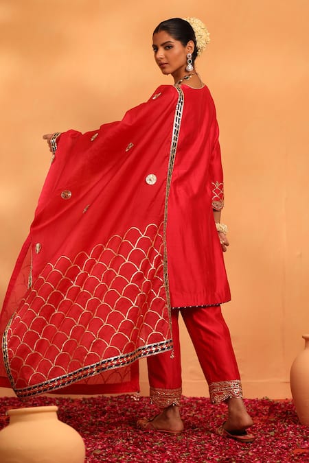 Shop_Swati Wadhwani Couture_Red Organza, Chanderi Pearls, Gota Rangrez Embellished Scallop Hem Kurta Set _at_Aza_Fashions