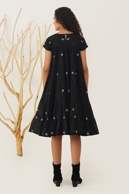 Shop Indigo Dreams Black 100% Cotton Hand Woven Circular Jamdani Round Orio Swing Dress at Aza Fashions Shop_Indigo Dreams_Black 100% Cotton Hand Woven Circular Jamdani Round Orio Swing Dress _at_Aza_Fashions