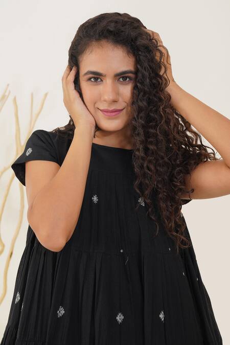 Indigo Dreams Black 100% Cotton Hand Woven Circular Jamdani Round Orio Swing Dress at Aza Fashions Indigo Dreams_Black 100% Cotton Hand Woven Circular Jamdani Round Orio Swing Dress _at_Aza_Fashions