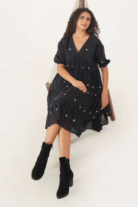 Buy_Indigo Dreams_Black Cotton V-neck Cierra Handwoven Jamdani Dress _Online_at_Aza_Fashions