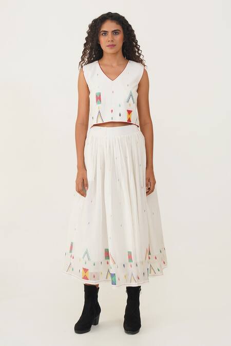 Indigo Dreams Ivory Cotton Embroidery V-neck Ivy Handwoven Jamdani Top With Skirt Online at Aza Fashions Indigo Dreams_Ivory Cotton Embroidery V-neck Ivy Handwoven Jamdani Top With Skirt _Online_at_Aza_Fashions