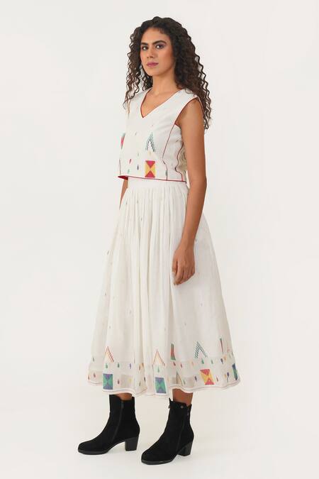 Buy Indigo Dreams Ivory Cotton V-neck Ivy Handwoven Jamdani Top Online at Aza Fashions Buy_Indigo Dreams_Ivory Cotton V-neck Ivy Handwoven Jamdani Top _Online_at_Aza_Fashions