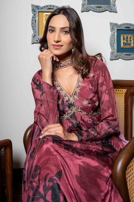 Buy_Saangi_Brown Chiffon Embroidery V-neck Leaf Print Kurta Palazzo Set 