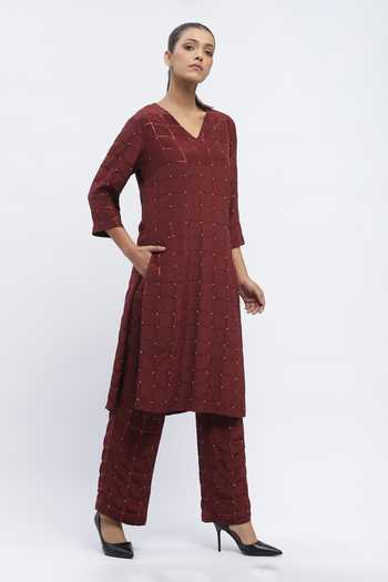 Buy_ABRAHAM AND THAKORE_Maroon Chanderi Sequins V-neck Printed Embroidered Kurta _Online_at_Aza_Fashions