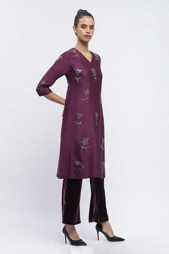 Buy_ABRAHAM AND THAKORE_Purple Chanderi Sequins V-neck Floral Butta Embroidered Kurta _Online_at_Aza_Fashions