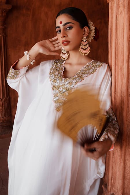 House Of Anmol Jain White Satin Cut Work V-neck Ratna Floral Embroidered Kurta With Pant Online at Aza Fashions House Of Anmol Jain_White Satin Cut Work V-neck Ratna Floral Embroidered Kurta With Pant _Online_at_Aza_Fashions