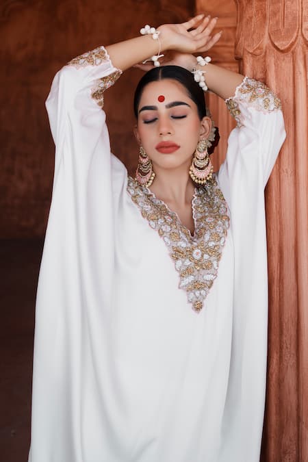 Shop House Of Anmol Jain White Satin Cut Work V-neck Ratna Floral Embroidered Kurta With Pant Shop_House Of Anmol Jain_White Satin Cut Work V-neck Ratna Floral Embroidered Kurta With Pant