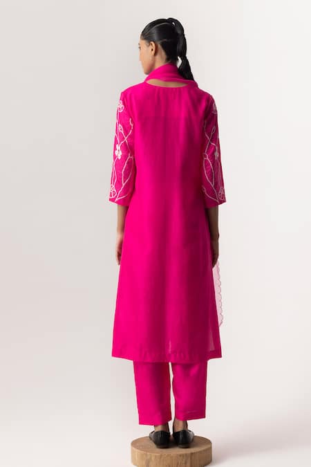 Shop_Naina Jain_Peach Silk, Organza Embroidery V-neck Floral Motif Kurta Pant Set _at_Aza_Fashions