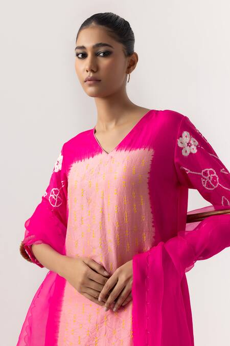 Buy_Naina Jain_Peach Silk, Organza Embroidery V-neck Floral Motif Kurta Pant Set _Online_at_Aza_Fashions