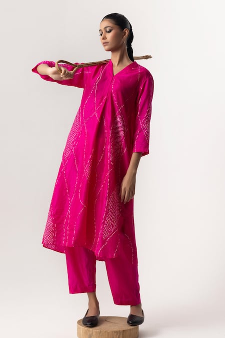 Naina Jain Pink Silk V Neck Bandhani Maze Pattern Kurta Pant Set 