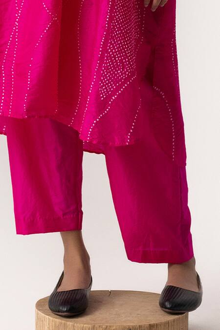 Naina Jain_Pink Silk, Organza V-neck Bandhani Maze Pattern Kurta Pant Set _Online_at_Aza_Fashions