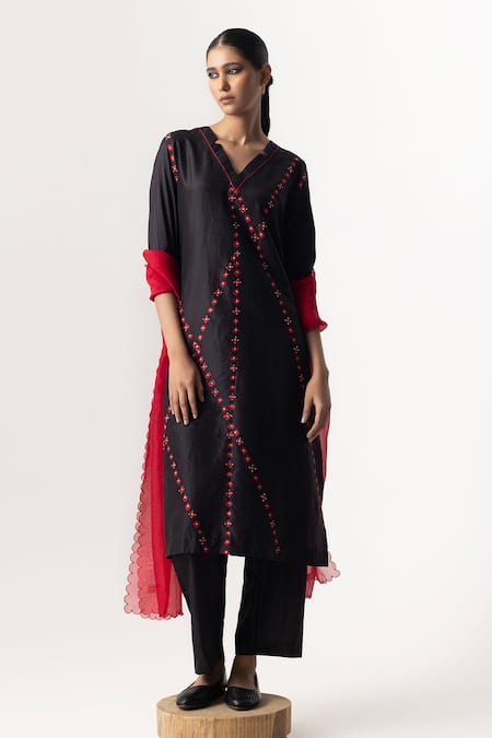 Naina Jain Black Silk Embroidered Pearl V Neck Web Bandhani Pattern Kurta Pant Set 