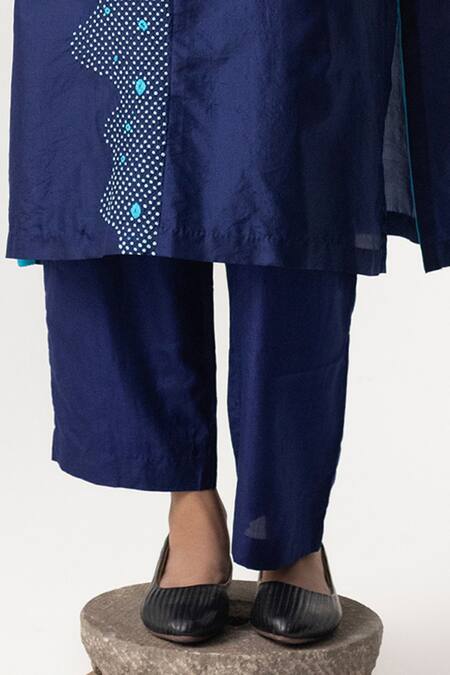 Naina Jain Blue Silk, Organza Embroidery V-neck Abstract Bandhani Pattern Kurta Pant Set Online at Aza Fashions Naina Jain_Blue Silk, Organza Embroidery V-neck Abstract Bandhani Pattern Kurta Pant Set _Online_at_Aza_Fashions