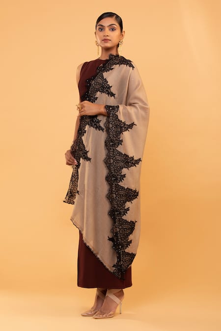 Shop Modarta Ivory Daisy Lace Shawl Online at Aza Fashions Shop_Modarta_Ivory Daisy Lace Shawl _Online_at_Aza_Fashions