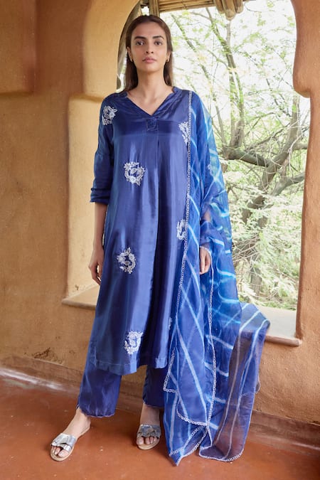 Shop Ayaka Blue Silk Organza Embroidery Scallop Border Dupatta at Aza Fashions Shop_Ayaka_Blue Silk Organza Embroidery Scallop Border Dupatta _at_Aza_Fashions