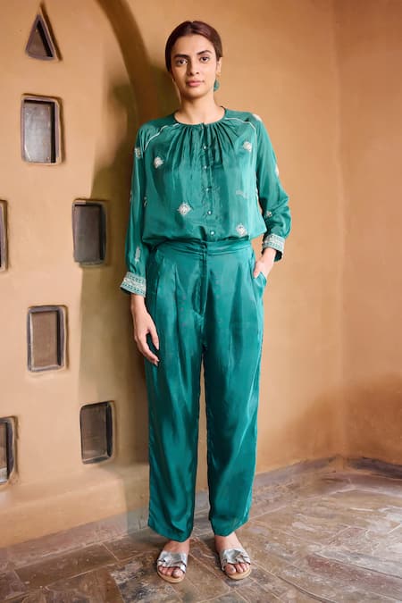 Ayaka Green Viscose Embroidery Round Neck Dale Kantha Pleated Top Online at Aza Fashions Ayaka_Green Viscose Embroidery Round Neck Dale Kantha Pleated Top _Online_at_Aza_Fashions