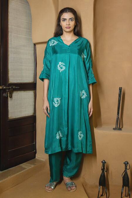 Shop Ayaka Green Hand Embroidered Kurta Online at Aza Fashions Shop_Ayaka_Green Hand Embroidered Kurta _Online_at_Aza_Fashions