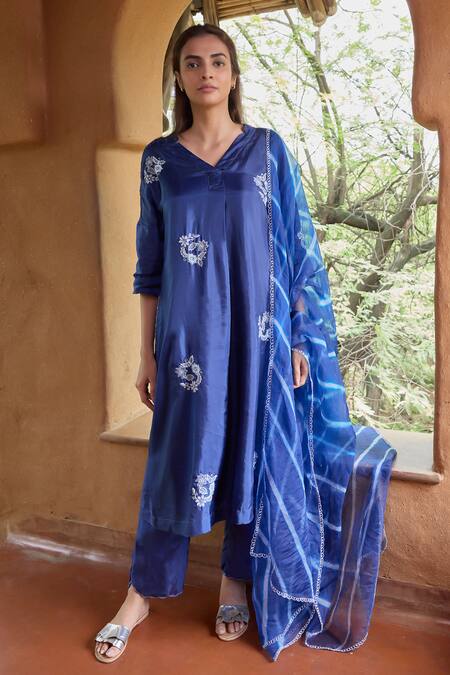 Ayaka Blue Viscose Embroidery V-neck Floral Hand Kurta Online at Aza Fashions Ayaka_Blue Viscose Embroidery V-neck Floral Hand Kurta _Online_at_Aza_Fashions