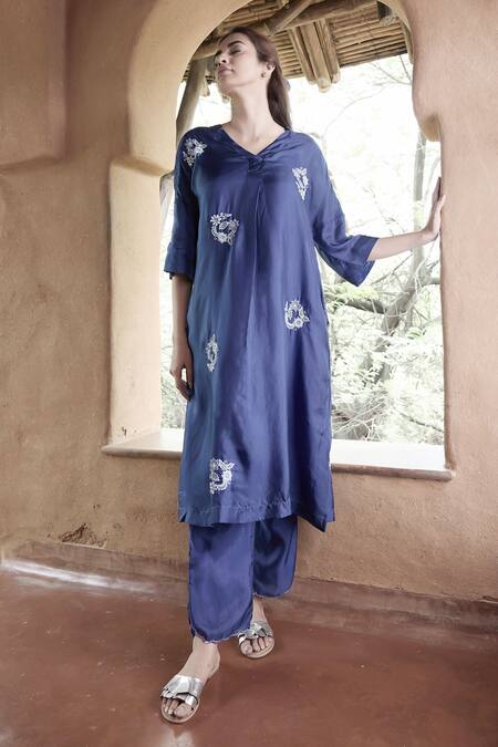 Buy Ayaka Blue Viscose Embroidery V-neck Floral Hand Kurta Online at Aza Fashions Buy_Ayaka_Blue Viscose Embroidery V-neck Floral Hand Kurta _Online_at_Aza_Fashions