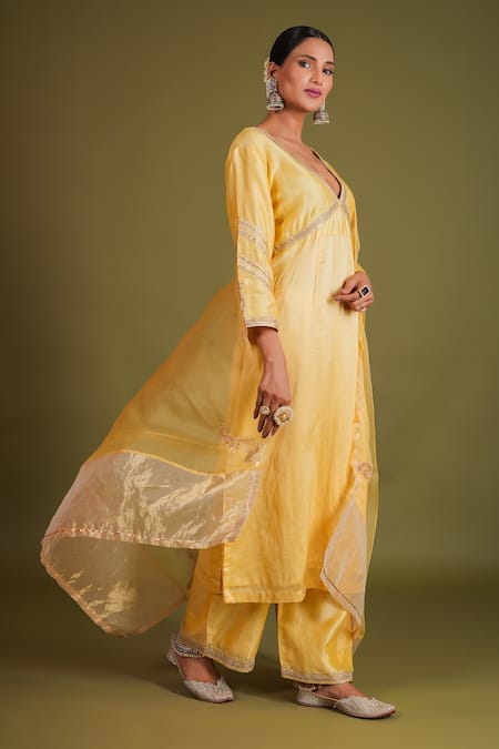 Buy_Kalakari By Akanksha_Yellow Organza, Soorajmukhi Lace Embellished Aliya Cut Kurta Set _Online_at_Aza_Fashions