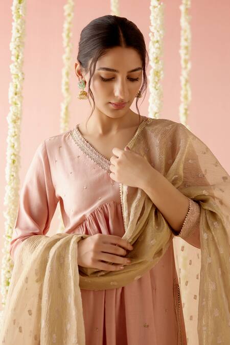 Shop Nero India Peach Chanderi Gota Patti, Embroidery V-neck Lace Kurta And Pant Set Online at Aza Fashions Shop_Nero India_Peach Chanderi Gota Patti, Embroidery V-neck Lace Kurta And Pant Set _Online_at_Aza_Fashions