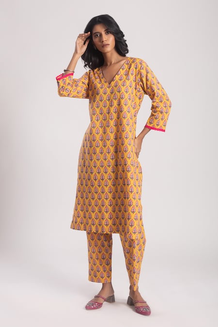 Avaha Vayuna Floral Print Kurta With Pant 