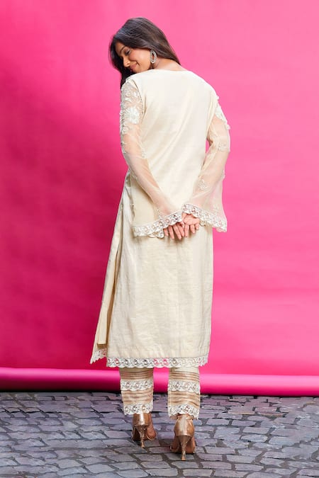 Priyanka Jain Floral Embroidered Straight Kurta Pant Set 