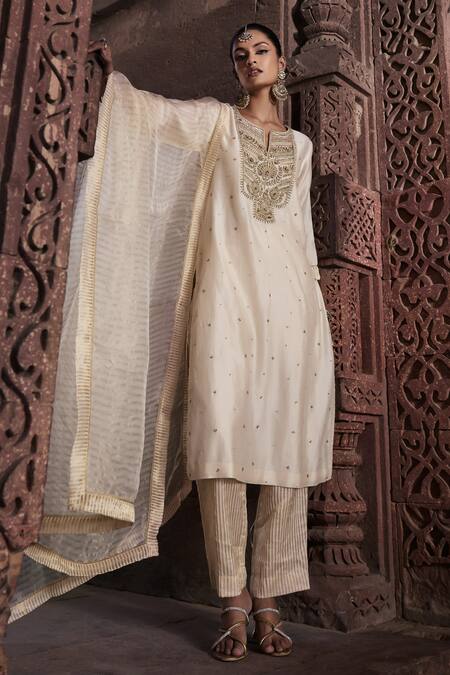 Kritika Dawar Ivory Chanderi, Organza Embroidery, Diamonds Erum Ivy Bloom Dabka Kurta Set at Aza Fashions Kritika Dawar_Ivory Chanderi, Organza Embroidery, Diamonds Erum Ivy Bloom Dabka Kurta Set _at_Aza_Fashions