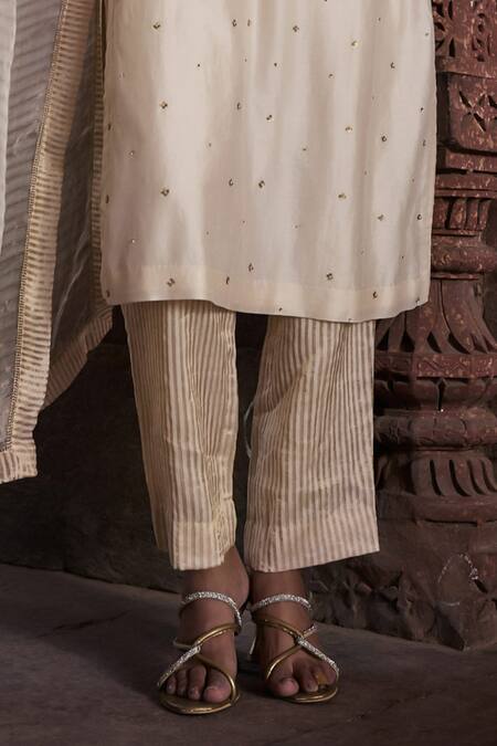 Buy Kritika Dawar Ivory Chanderi, Organza Embroidery, Diamonds Erum Ivy Bloom Dabka Kurta Set Buy_Kritika Dawar_Ivory Chanderi, Organza Embroidery, Diamonds Erum Ivy Bloom Dabka Kurta Set