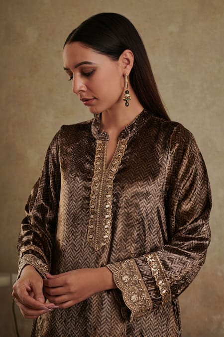 Rainas_Brown Velvet Lace, Embroidery Bandeau Chevron Pattern Straight Kurta With Pant_Online_at_Aza_Fashions