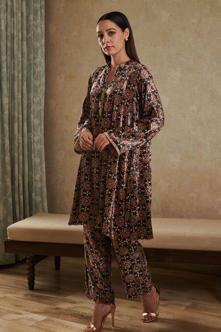 Buy_Rainas_Black Velvet Tassels Bandeau Neck Floral Print Asymmetric Kurta With Pant