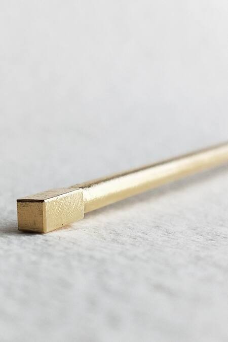 DE'Anma Gold Amhale Circular Shaped Hair Bun at Aza Fashions DE'Anma_Gold Amhale Circular Shaped Hair Bun _at_Aza_Fashions