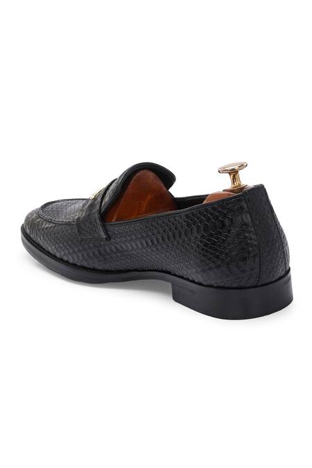 Buy_Ivrah_Black Buckles Prague Croc Skin Textured Slip On Shoes