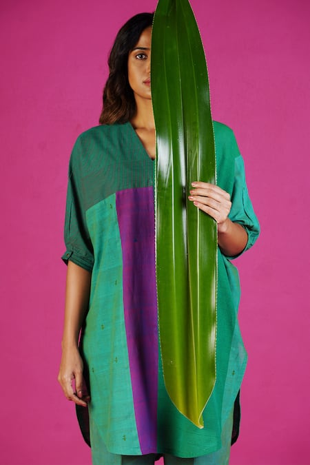 Buy Mantra Green Handloom Cotton Embroidery V-neck Colorblocked Motif Woven Symphony Kurta Online at Aza Fashions Buy_Mantra_Green Handloom Cotton Embroidery V-neck Colorblocked Motif Woven Symphony Kurta _Online_at_Aza_Fashions