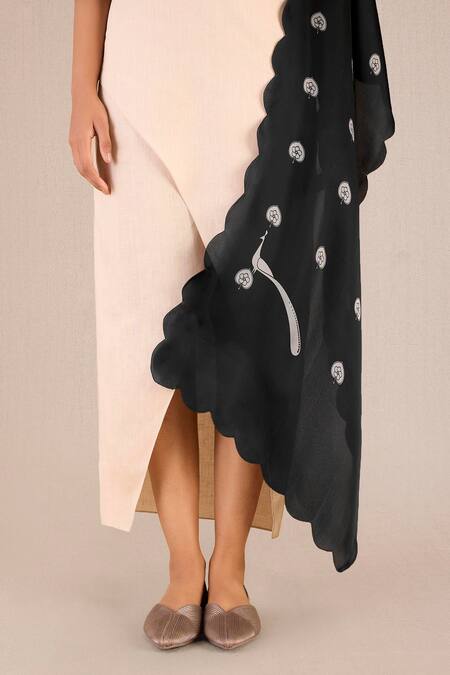 Ampm Black Embroidery Anvi Betel Leaf Print Scarf Online at Aza Fashions Ampm_Black Embroidery Anvi Betel Leaf Print Scarf _Online_at_Aza_Fashions