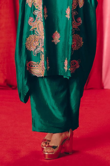 Mrunalini Rao_Green Silk Pearls, Zari, Embroidery V-neck Sukshi Cuff Kurta With Pant _Online_at_Aza_Fashions