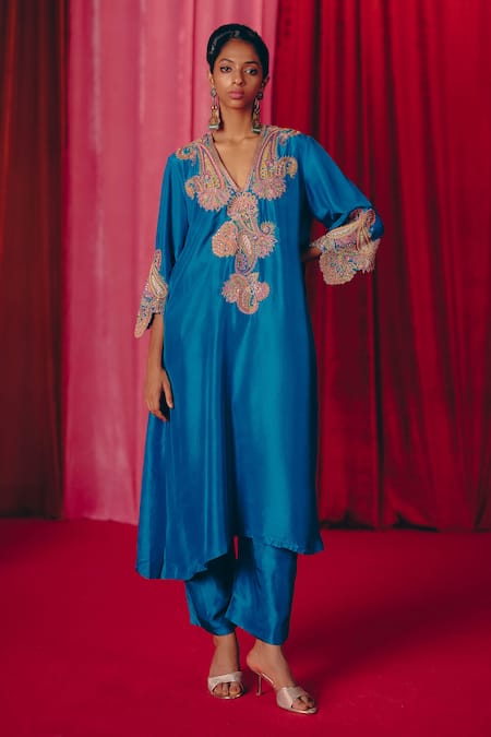 Mrunalini Rao Blue Pure Silk Embroidery Resham V Neck Amna Paisley Yoke Kurta And Pant Set 