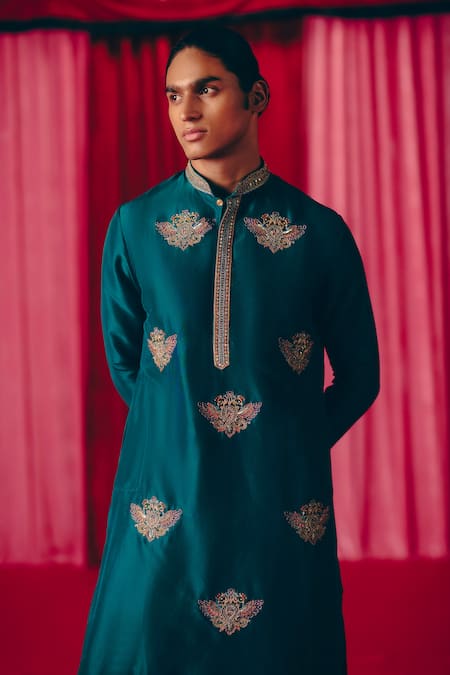 Mrunalini Rao Aryamann Garuda Motif Embroidered Kurta With Pant 