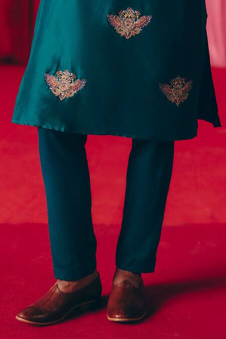 Mrunalini Rao_Green Cotton, Silk, Modal Embroidery Aryamann Garuda Motif Kurta With Pant _Online_at_Aza_Fashions