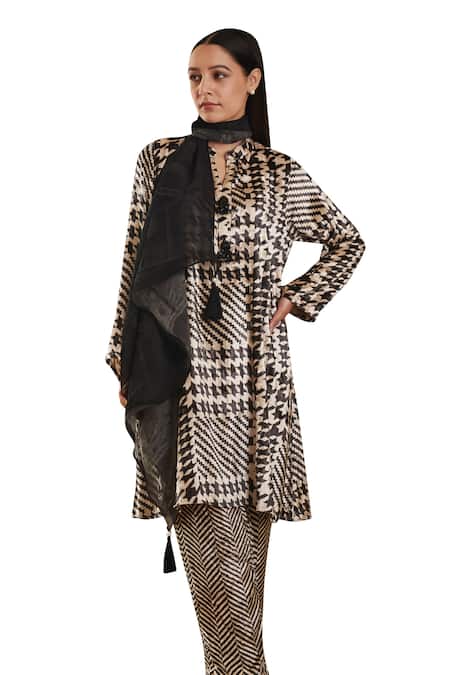 Buy_Rainas_Black Velvet Tassels Bandeau Neck Geometric Print Kurta Pant Set 
