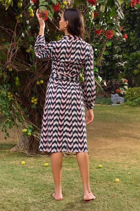 Shop Zazu Black Cotton Satin Buckles Antalya Brazen Arrow Print Shirt Dress With Belt at Aza Fashions Shop_Zazu_Black Cotton Satin Buckles Antalya Brazen Arrow Print Shirt Dress With Belt_at_Aza_Fashions