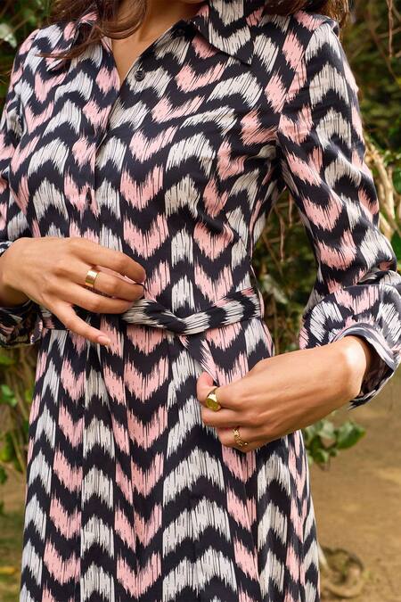 Shop Zazu Black Cotton Satin Buckles Antalya Brazen Arrow Print Shirt Dress With Belt Online at Aza Fashions Shop_Zazu_Black Cotton Satin Buckles Antalya Brazen Arrow Print Shirt Dress With Belt_Online_at_Aza_Fashions