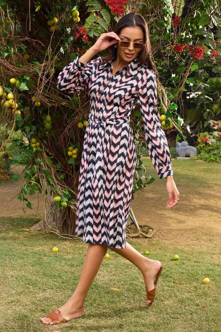 Zazu Black Cotton Satin Buckles Antalya Brazen Arrow Print Shirt Dress With Belt at Aza Fashions Zazu_Black Cotton Satin Buckles Antalya Brazen Arrow Print Shirt Dress With Belt_at_Aza_Fashions