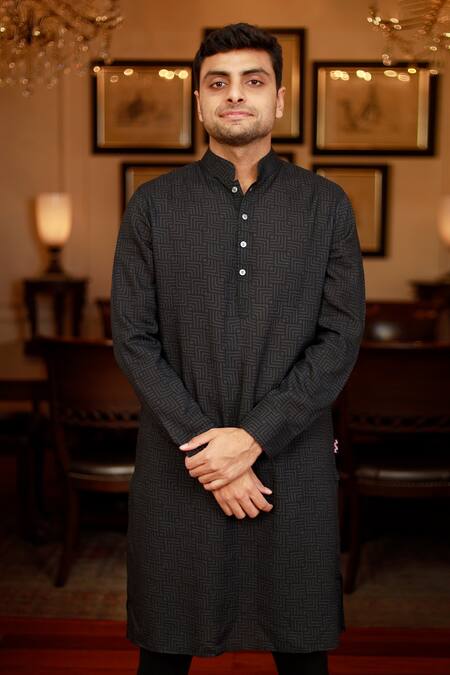 Zazu_Black Cotton Swerve Maze Print Kurta With Churidar _at_Aza_Fashions