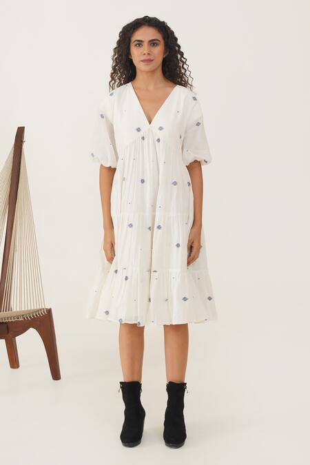 Indigo Dreams_White Cotton V-neck Aria Handwoven Jamdani Dress _Online_at_Aza_Fashions